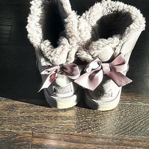 Ugg, size 10 mini Bailey Bow glimmer